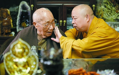 印顺大和尚摸摸师傅的脸说:"106岁,牛,你的脸很光滑,不显老."