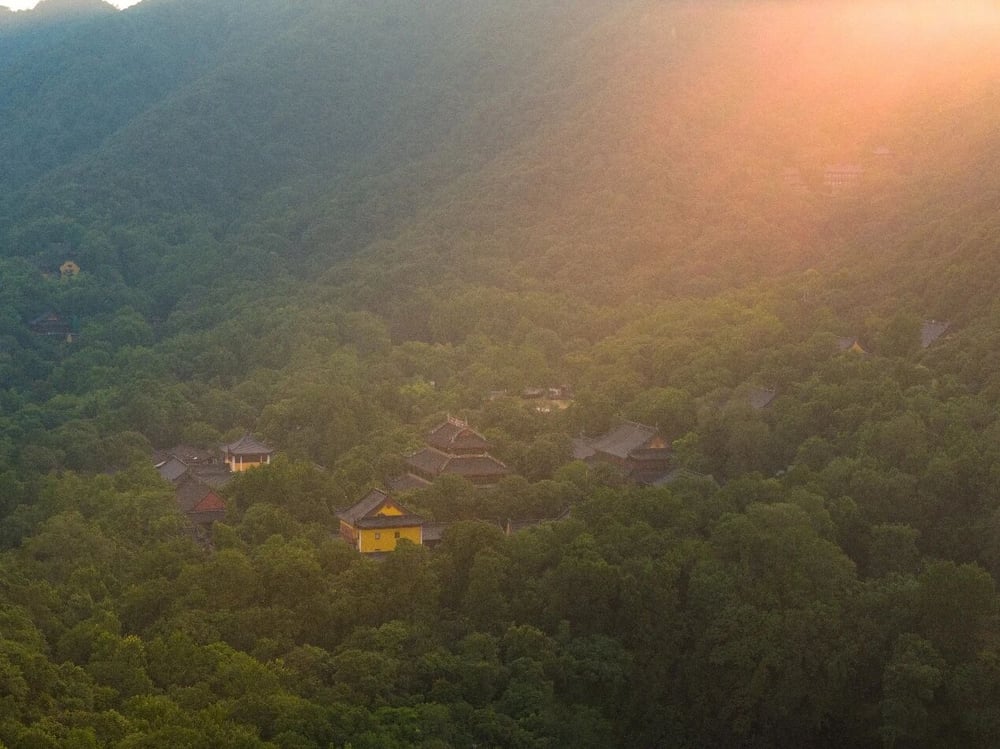 一开始修行,必须先在心中产生三道光明